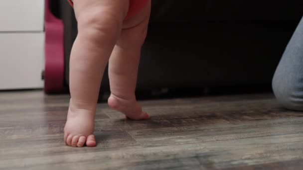 Primer plano de los dedos de los pies del bebé tratando de dar los primeros pasos — Vídeos de Stock