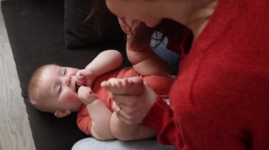 Genç ve neşeli bir kadın yeni doğan koyuyla oynuyor. Anne bebeğiyle vakit geçiriyor. Annelik 