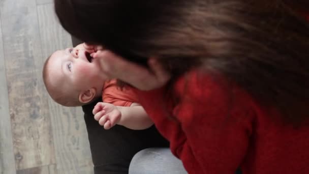 Jeune femme joyeuse jouant avec sa baie de bébé. Maman passe du temps avec son bébé. Maternité — Video