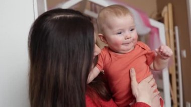 Genç ve neşeli bir kadın yeni doğan koyuyla oynuyor. Anne bebeğiyle vakit geçiriyor. Annelik 