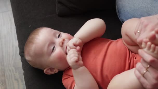 Junge, fröhliche Frau, die mit ihrem Säugling spielt. Mutter verbringt Zeit mit ihrem Baby. Mutterschaft — Stockvideo