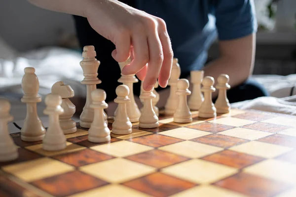 Närbild av barn hand spelar schack — Stockfoto