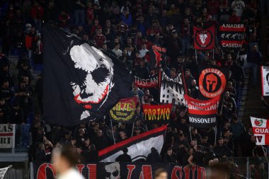 ROME, İtalya - 31.10.2021: Roma Olimpiyat Stadyumu 'nda AS ROMA - AC MILAN arasında oynanan İtalyan Serisi sırasında MILAN FLAGS eylemde.