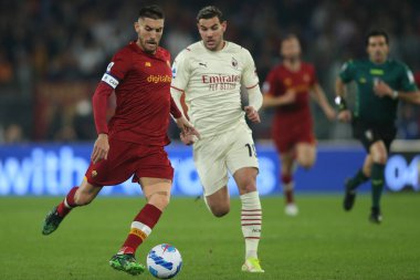 ROME, İtalya - 31.10.2021: LORENZO PELLEGRINI (as ROMA), Theo HERNANDEZ (MIL) İtalyan Serisi sırasında Roma 'daki Olimpiyat stadyumunda AS ROMA - AC MILAN arasında oynanan bir futbol maçı.