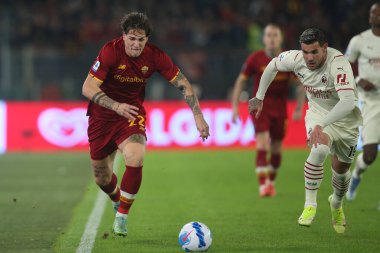 ROME, İtalya - 31.10.2021: NICOLO ZANIOLO (AS ROMA), Theo HERNANDEZ (MIL) İtalyan Serisi sırasında Roma 'daki Olimpiyat stadyumunda AS ROMA - AC MILAN arasında oynanan futbol karşılaşması.