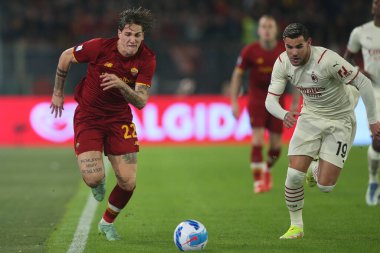 ROME, İtalya - 31.10.2021: NICOLO ZANIOLO (AS ROMA), Theo HERNANDEZ (MIL) İtalyan Serisi sırasında Roma 'daki Olimpiyat stadyumunda AS ROMA - AC MILAN arasında oynanan futbol karşılaşması.