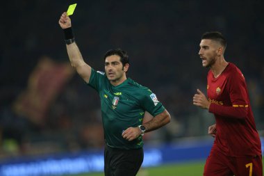 ROME, İtalya - 31.10.2021: REFEREE MARESCA DRAWS YELLOW Kart İtalyan Serisi 'nde AS ROMA - AC MILAN arasında Roma Olimpiyat Stadyumu' nda oynanan futbol maçı.