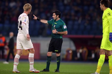 ROME, İtalya - 31.10.2021: REFEREE MARESCA İtalyan Serisi sırasında Roma Olimpiyat Stadyumu 'nda AS ROMA - AC MILAN arasında oynanan futbol maçı.