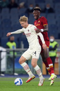 ROME, İtalya - 31.10.2021: KJAER (MIL), TAMMY ABRAHAM (AS ROMA) İtalyan Serisi sırasında Roma 'daki Olimpiyat stadyumunda AS ROMA - AC MILAN arasında oynanan maç.