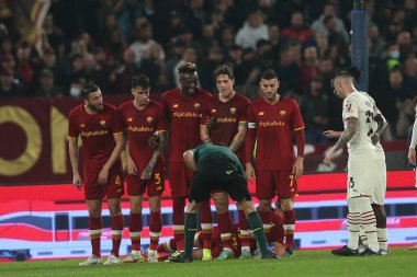 ROME, İtalya - 31.10.2021: REFEREE MARESCA İtalyan Serisi sırasında Roma Olimpiyat Stadyumu 'ndaki ROMA-AC MILAN arasında oynanan bir futbol karşılaşması sırasında ROMA BARRIER İÇİN HATINI İŞARETİ.