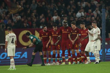 ROME, İtalya - 31.10.2021: REFEREE MARESCA İtalyan Serisi sırasında Roma Olimpiyat Stadyumu 'ndaki ROMA-AC MILAN arasında oynanan bir futbol karşılaşması sırasında ROMA BARRIER İÇİN HATINI İŞARETİ.