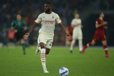 ROME, İtalya - 31.10.2021: TOMORI (MIL) İtalyan Serisi sırasında Roma Olimpiyat Stadyumu 'nda AS ROMA - AC MILAN arasında oynanan futbol maçı.