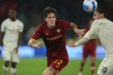 ROME, İtalya - 31.10.2021: NICOLO ZANIOLO (AS ROMA), Theo HERNANDEZ (MIL) İtalyan Serisi sırasında Roma 'daki Olimpiyat stadyumunda AS ROMA - AC MILAN arasında oynanan futbol karşılaşması.