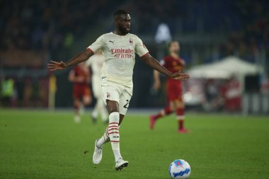 ROME, İtalya - 31.10.2021: TOMORI (MIL) İtalyan Serisi sırasında Roma Olimpiyat Stadyumu 'nda AS ROMA - AC MILAN arasında oynanan futbol maçı.
