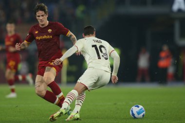 ROME, İtalya - 31.10.2021: THEO HERNANDEZ (MIL), NICOLO ZANIOLO (AS ROMA) İtalyan Serisi sırasında Roma 'daki Olimpiyat stadyumunda AS ROMA - AC MILAN arasında oynanan futbol karşılaşması.