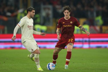 ROME, İtalya - 31.10.2021: THEO HERNANDEZ (MIL), NICOLO ZANIOLO (AS ROMA) İtalyan Serisi sırasında Roma 'daki Olimpiyat stadyumunda AS ROMA - AC MILAN arasında oynanan futbol karşılaşması.