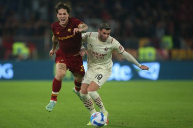 ROME, İtalya - 31.10.2021: THEO HERNANDEZ (MIL), NICOLO ZANIOLO (AS ROMA) İtalyan Serisi sırasında Roma 'daki Olimpiyat stadyumunda AS ROMA - AC MILAN arasında oynanan futbol karşılaşması.