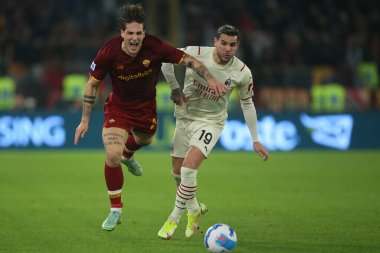 ROME, İtalya - 31.10.2021: THEO HERNANDEZ (MIL), NICOLO ZANIOLO (AS ROMA) İtalyan Serisi sırasında Roma 'daki Olimpiyat stadyumunda AS ROMA - AC MILAN arasında oynanan futbol karşılaşması.