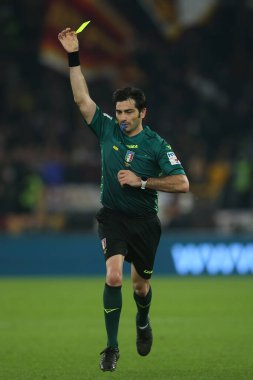 ROME, İtalya - 31.10.2021:\ REFEREE MARESCA EXIT YELLOW Kart İtalyan Serisi sırasında Roma 'daki Olimpiyat stadyumunda AS ROMA - AC MILAN arasında oynanan bir futbol maçı.