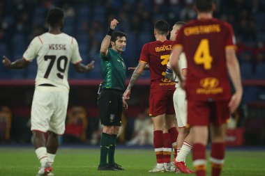 ROME, İtalya - 31.10.2021: REFEREE MARESCA İtalyan Serisi sırasında Roma Olimpiyat Stadyumu 'nda AS ROMA - AC MILAN arasında oynanan futbol maçı.
