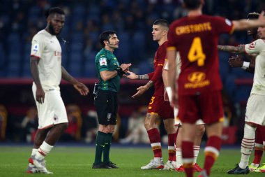ROME, İtalya - 31.10.2021: REFEREE MARESCA İtalyan Serisi sırasında Roma Olimpiyat Stadyumu 'nda AS ROMA - AC MILAN arasında oynanan futbol maçı.