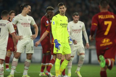 ROME, İtalya - 31.10.2021: IBRAHIMOVIC (MIL), TATARUSANU (MIL) İtalyan Serisi sırasında Roma 'daki Olimpiyat stadyumunda AS ROMA - AC MILAN arasında oynanan futbol maçı.