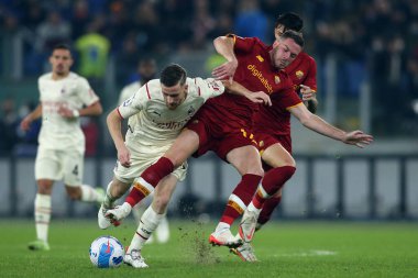 ROME, İtalya - 31.10.2021: SAELEMAEKERS (MIL), JORDAN VERETOut (AS ROMA) İtalyan Serisi sırasında Roma 'daki Olimpiyat stadyumunda AS ROMA-AC MILAN arasındaki futbol karşılaşması.