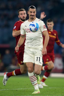 ROME, İtalya - 31.10.2021: BRYAN CRISTANTE (AS ROMA), IBRAHIMoVIC (MIL) İtalyan Serisi sırasında Roma 'daki Olimpiyat stadyumunda AS ROMA-AC MILAN arasındaki futbol karşılaşması.