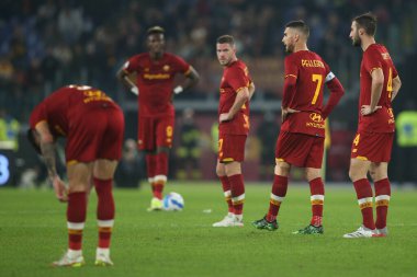 ROME, İtalya - 31.10.2021: İtalyan Serisi 'ndeki DISAPPOINTMENT ROMA PLAYERS AS ROMA VS AC MILAN ile Roma Olimpiyat Stadyumu' ndaki futbol maçı.
