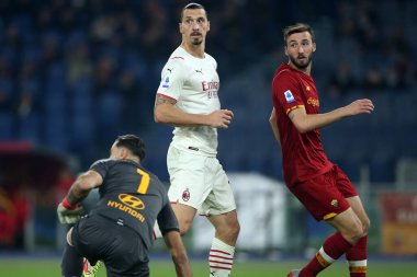 ROME, İtalya - 31.10.2021: IBRAHIMOVIC (MIL), RUI PATRICIO (AS ROMA), BRYAN CRISTANTE (AS ROMA) İtalyan Serisi A futbol karşılaşması sırasında Roma 'daki Olimpiyat stadyumunda AS ROMA - AC MILAN.