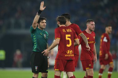 ROME, İtalya - 31.10.2021: REFEREE MARESCA İtalyan Serisi sırasında Roma Olimpiyat Stadyumu 'nda AS ROMA - AC MILAN arasında oynanan futbol maçı.