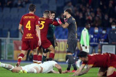 ROME, İtalya - 31.10.2021: REFEREE MARESCA İBRAHİM 'DE PENALTİ (MIL) İtalyan Serisi' nde ROMA-AC MILAN arasındaki bir futbol maçı Roma Olimpiyat Stadyumu 'nda.