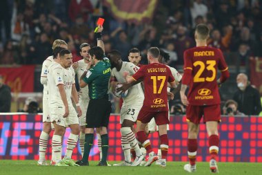ROME, İtalya - 31.10.2021: REFEREE MARESCA, Roma Olimpiyat Stadyumu 'ndaki AS ROMA-AC MILAN arasında oynanan bir futbol karşılaşmasında Theo HERNANDEZ (MIL) için kırmızı kart gösterdi.