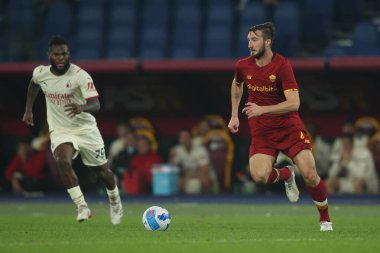 ROME, İtalya - 31.10.2021: KESSIE (MIL), BRYAN CRISTANTE (AS ROMA) İtalyan Serisi sırasında Roma 'daki Olimpiyat stadyumunda AS ROMA - AC MILAN arasında oynanan futbol maçı.