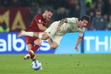 ROME, İtalya - 31.10.2021: TONALI (MIL), JORDAN VERETout (AS ROMA) İtalyan Serisi sırasında Roma 'daki Olimpiyat stadyumunda AS ROMA - AC MILAN arasında oynanan futbol maçı.