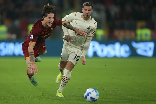 ROME, İtalya - 31.10.2021: THEO HERNANDEZ (MIL), NICOLO ZANIOLO (AS ROMA) İtalyan Serisi sırasında Roma 'daki Olimpiyat stadyumunda AS ROMA - AC MILAN arasında oynanan futbol karşılaşması.