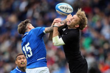 Roma, İtalya - 6 Kasım 2021: MATTEO MINOZZZI (IT), Damian McKenzie (All) Roma 'daki Olimpiyat Stadyumu' nda oynanan İtalya ile BlackMatch arasındaki 2021 Sonbahar Uluslar Serisi Test Maçı sırasında görev başındaydı..