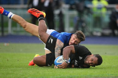 Roma, İtalya - 6 Kasım 2021: FEDERICO MORI (IT), Sevu Reece (All) İtalya ile Roma Olimpiyat Stadyumu arasındaki 2021 Sonbahar Uluslar Serisi Test Maçı sırasında görev başında.