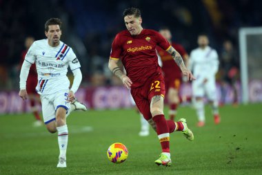 ROME, İtalya - 22.12.2021: SILVA (SAMP), NICOLO ZANIOLO (AS ROMA) İtalyan Serisi sırasında Roma 'daki Olimpiyat stadyumunda AS ROMA - UC SAMPDORIA arasında oynanan futbol karşılaşması