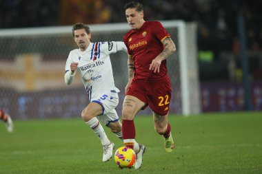 ROME, İtalya - 22.12.2021: SILVA (SAMP), NICOLO ZANIOLO (AS ROMA) İtalyan Serisi sırasında Roma 'daki Olimpiyat stadyumunda AS ROMA - UC SAMPDORIA arasında oynanan futbol karşılaşması
