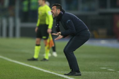 ROME, İtalya - 22.12.2021: D 'AVERSA (COACH SAMP) İtalyan Serisi A futbol karşılaşması sırasında Roma Olimpiyat Stadyumu' nda AS ROMA - UC SAMPDORIA