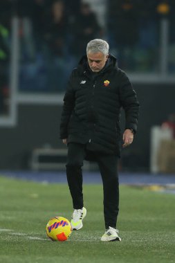 ROME, İtalya - 22.12.2021: JOSE MOURINHO (ROMA olarak Koç) İtalyan Serisi sırasında topla PALY Bir futbol maçı as ROMA vs UC SMPDORIA Roma Olimpiyat stadyumunda