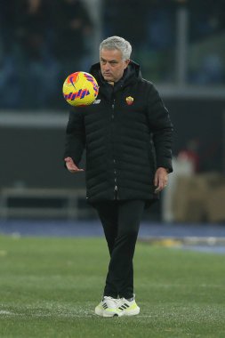 ROME, İtalya - 22.12.2021: JOSE MOURINHO (ROMA olarak Koç) İtalyan Serisi sırasında topla PALY Bir futbol maçı as ROMA vs UC SMPDORIA Roma Olimpiyat stadyumunda
