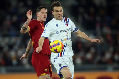 ROME, İtalya - 22.12.2021: NICOLO ZANIOLO (AS ROMA), EKDAL (SAMP) İtalyan Serisi sırasında Roma 'daki Olimpiyat stadyumunda AS ROMA - UC SAMPDORIA arasındaki futbol karşılaşması