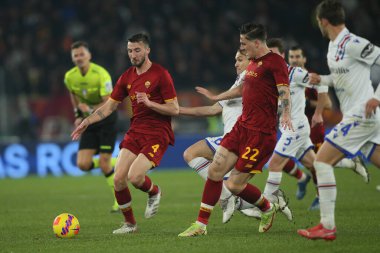 ROME, İtalya - 22.12.2021: BRYAN CRISTANTE (AS ROMA), NICOLO ZANIOLO (AS ROMA) İtalyan Serisi A futbol karşılaşmasında AS ROMA - UC SAMPDORIA
