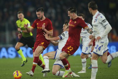 ROME, İtalya - 22.12.2021: BRYAN CRISTANTE (AS ROMA), EKDAL (SAMP), NICOLO ZANIOLO (AS ROMA) İtalyan Serisi A futbol karşılaşması sırasında Roma 'daki Olimpiyat stadyumunda AS ROMA - UC SAMPDORIA