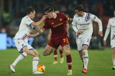 ROME, İtalya - 22.12.2021: NICOLO ZANIOLO (AS ROMA), EKDAL (SAMP), BERESZYNSKI (SAMP) İtalyan Serisi A futbol karşılaşmasında AS ROMA UC SAMPDORIA ile Roma Olimpiyat Stadyumu 'nda oynanan karşılaşma