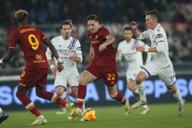 ROME, İtalya - 22.12.2021: NICOLO ZANIOLO (AS ROMA), ASKILDSEN (SAMP) İtalyan Serisi sırasında Roma 'daki Olimpiyat stadyumunda AS ROMA - UC SAMPDORIA arasında oynanan futbol karşılaşması