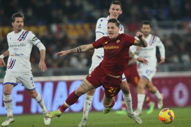 ROME, İtalya - 22.12.2021: NICOLO ZANIOLO (AS ROMA), ASKILDSEN (SAMP) İtalyan Serisi sırasında Roma 'daki Olimpiyat stadyumunda AS ROMA - UC SAMPDORIA arasında oynanan futbol karşılaşması