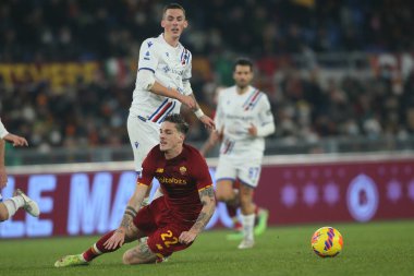 ROME, İtalya - 22.12.2021: NICOLO ZANIOLO (AS ROMA), ASKILDSEN (SAMP) İtalyan Serisi sırasında Roma 'daki Olimpiyat stadyumunda AS ROMA - UC SAMPDORIA arasında oynanan futbol karşılaşması